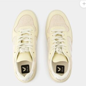 Veja V10 women’s leather sneaker (size 8/39)